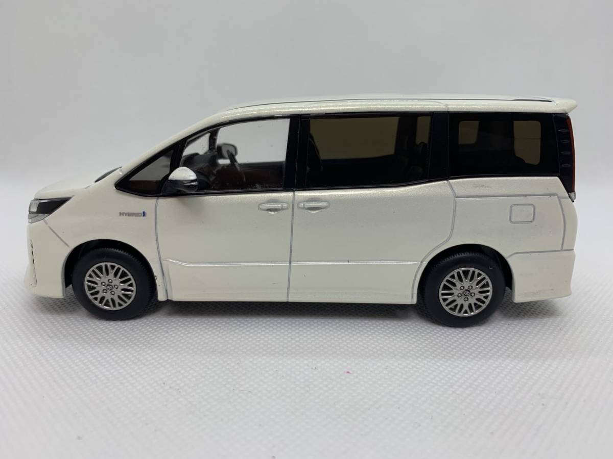 ノア トヨタ NOAH 1⁄30 070 TOYOTA ミニカー 新型 カラーサンプル