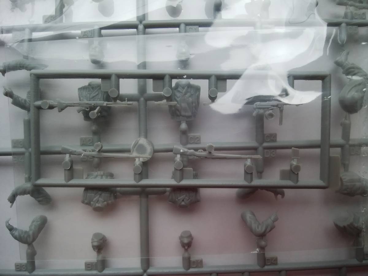 ドラゴン 1 35 Nr 6094 グラン サッソ強襲 オットー スコルツェニーと降下猟兵 戦車 軍用車両 売買されたオークション情報 Yahooの商品情報をアーカイブ公開 オークファン Aucfan Com