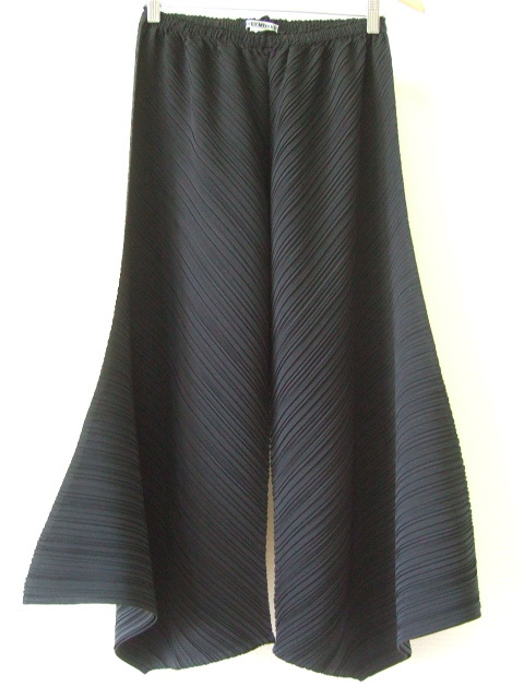 イッセイミヤケ　バレル斜めプリーツパンツ 25☆ ISSEY MIYAKE イッセイミヤケ 斜め プリーツ 変形 フレア パンツ