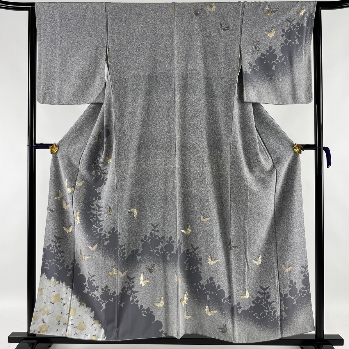 新品，SALE 訪問着 秀品 一つ紋 蝶 シルエット 金銀彩 灰色 袷 155.5cm 65cm M 正絹(仕立て上がり)｜売買されたオークション情報、yahooの商品情報をアーカイブ公開 - オークファン 仕立て上がり