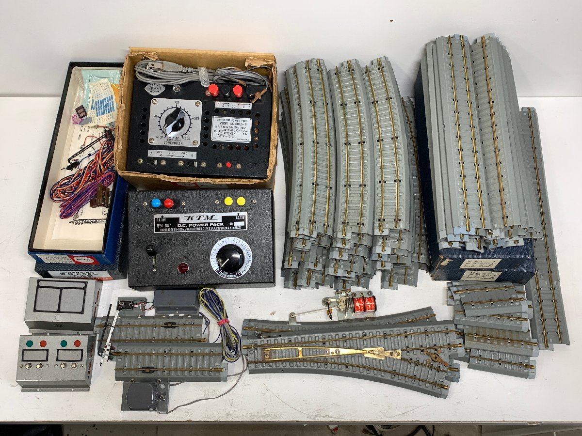 【ジャンク】HOゲージ パワーパック レールなど まとめて 自動3色シグナル KTM KP-41 線路 直線250L 曲線450R ほか ※引取り可 □