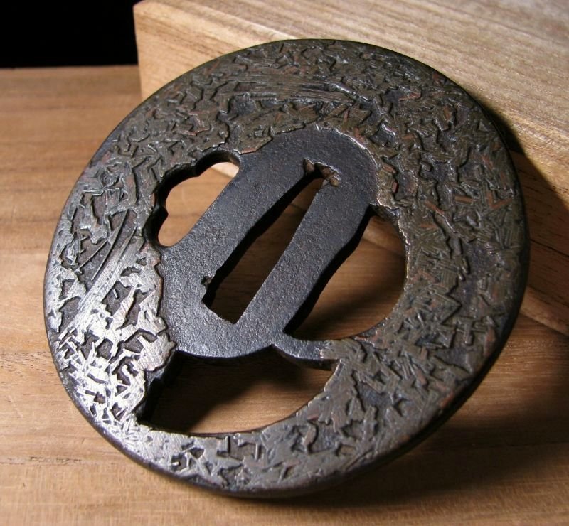 刀装具 江戸期～ オリジナル 鉄地 雷紋 透かし 鍔 重量105g（初品