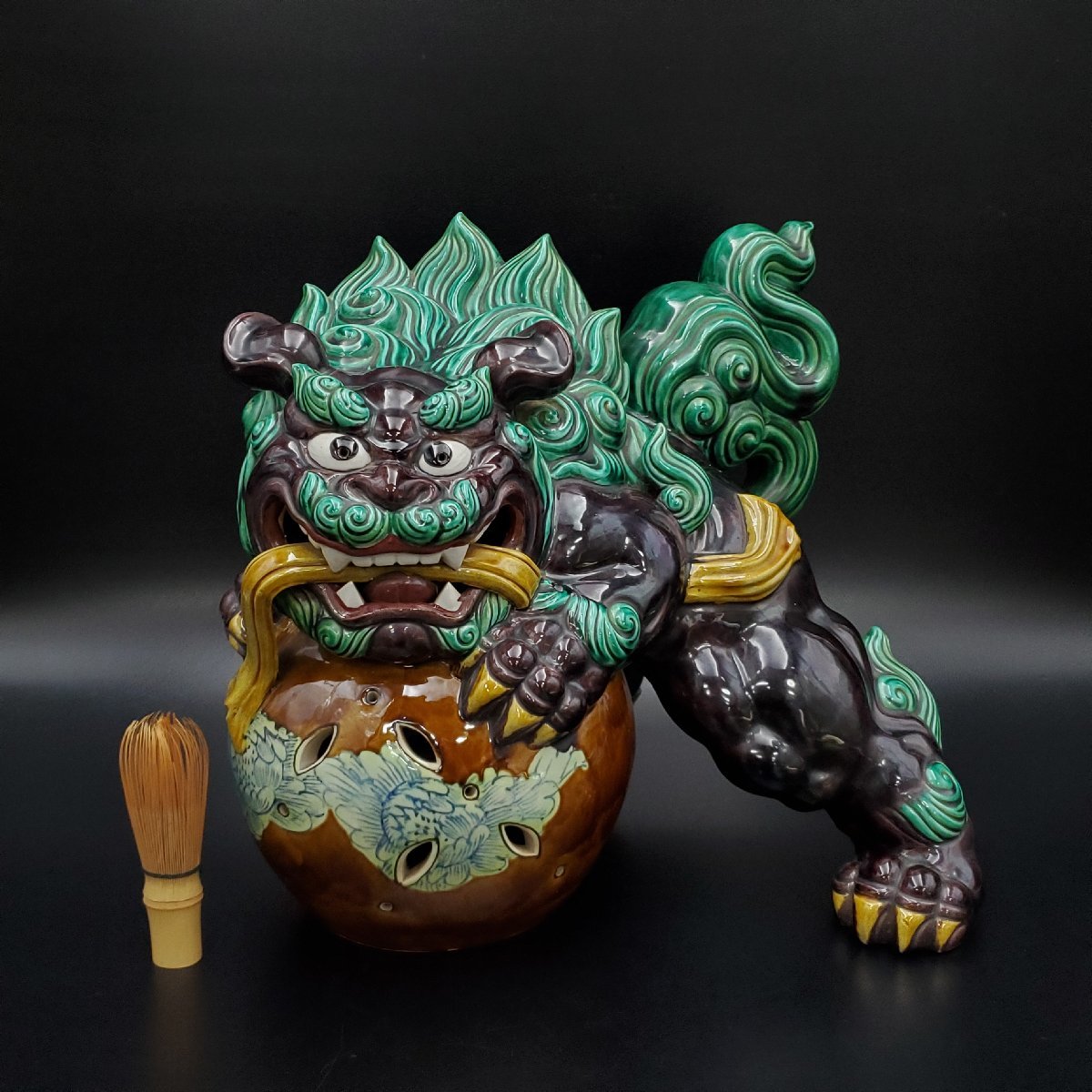 宝蔵】九谷焼 糠川清章 濃彩青手獅子置物 玉獅子 床置 高さ31.5cm 幅約