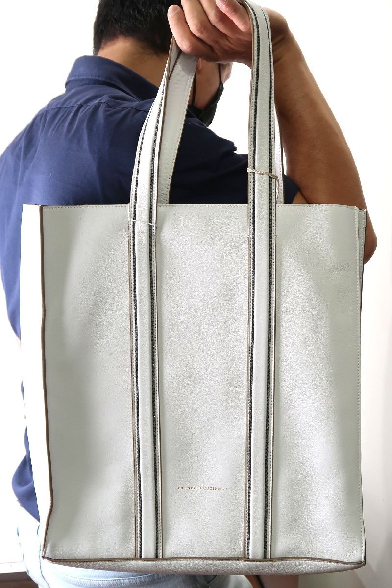 新品タグ付き 超美品 ブルネロクチネリ トートバッグ ブリーフケース ショルダーバッグ レザー モニーレ飾り メンズ 女性 BRUNELLOCUCINEL BRUNELLO トートバッグ（ブランドブルネロクチネリ）（レディース CUCINELLI（トートバッグ）のフリマアイテム一覧 ブルネロクチネリ（バッグ・小物・ブランド雑貨）の通販 レディース |