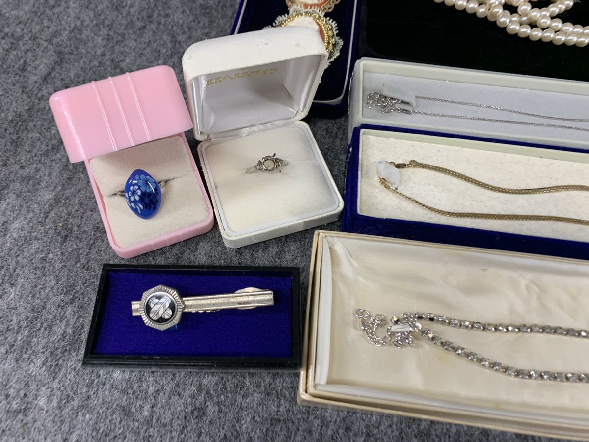 アクセサリー 大量セット 遺品整理 ネックレス リング 指輪 カメオ ブローチ タイピン カフス イミテーション 天然石 パール 真珠 整理品 