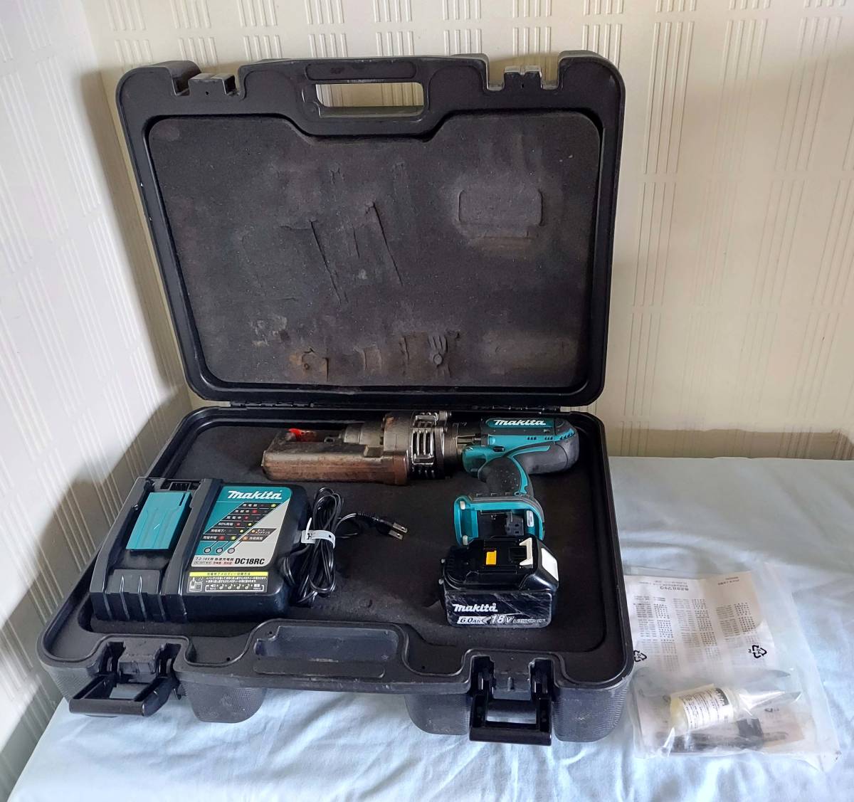  makita マキタ 充電式鉄筋カッタ SC162DRG 18V 6.0Ah(鉄筋カッター)｜売買されたオークション情報、yahooの商品情報をアーカイブ公開 - オークファン 鉄工用