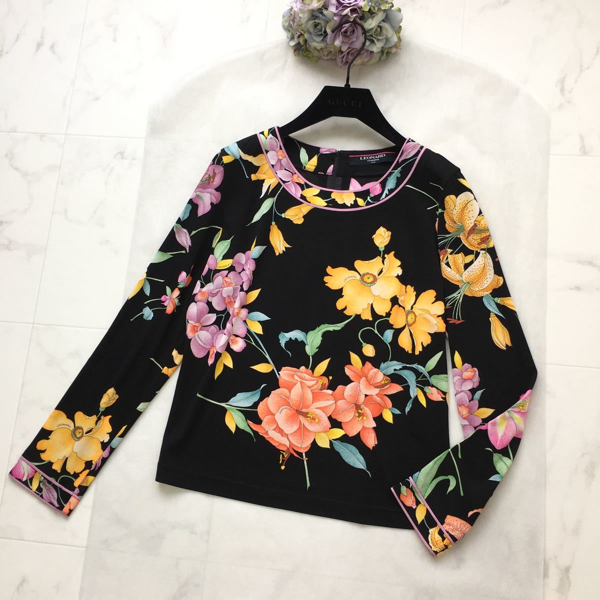 美品 LEONARD レオナールスポーツ　カンカン素材　花柄カットソー　黒 XL 美品 LEONARD レオナール カンカン ストレッチ カットソー トップス