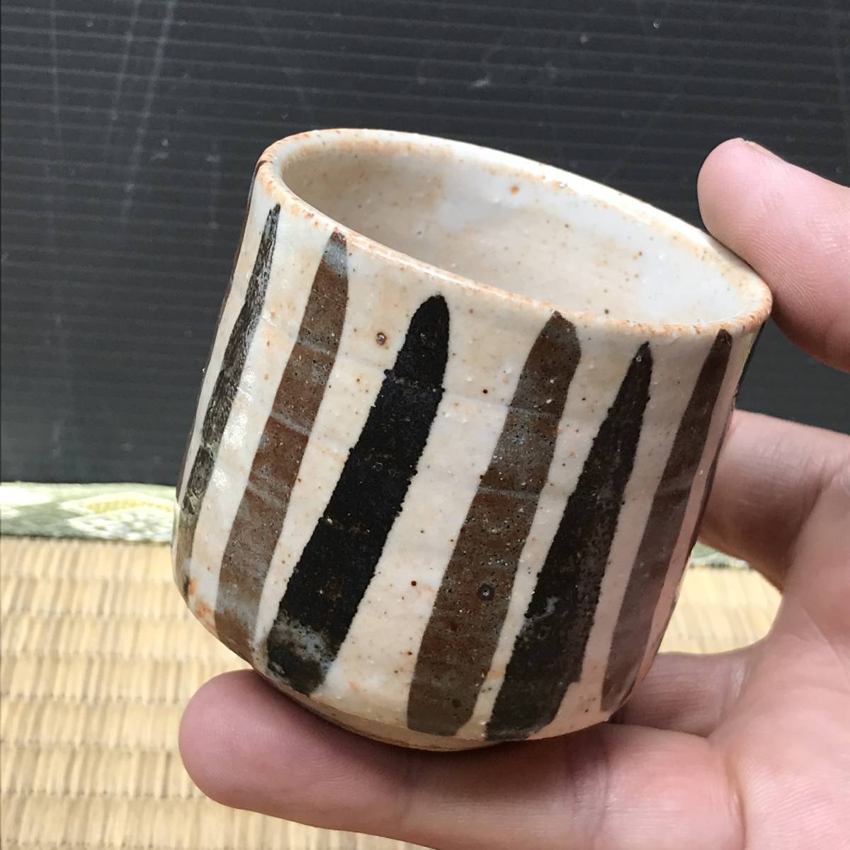 【限定セール，大得価】 瀬戸 麦わら手のぐい呑み 魯山人星岡窯印 酒器 猪口 ちょこ 小鉢 ぐい呑み ぐい飲み 盃 杯 珍味入れ R40801_B(酒器)｜売買されたオークション情報、yahooの商品情報をアーカイブ公開 - オークフ 瀬戸