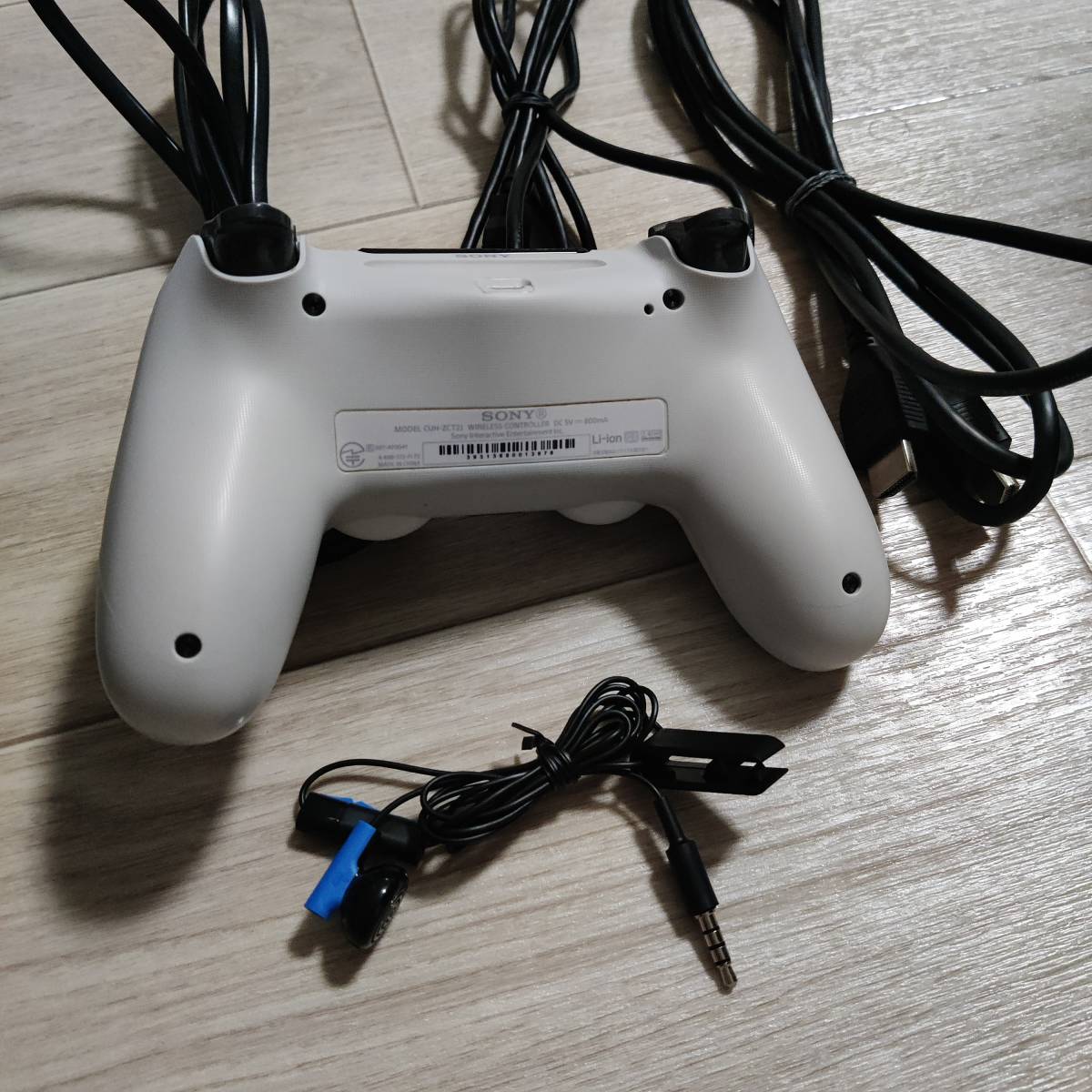 5651375】SONY PS4 PRO 7200 1TB 本体 付属品 白(PS4本体)｜売買された 