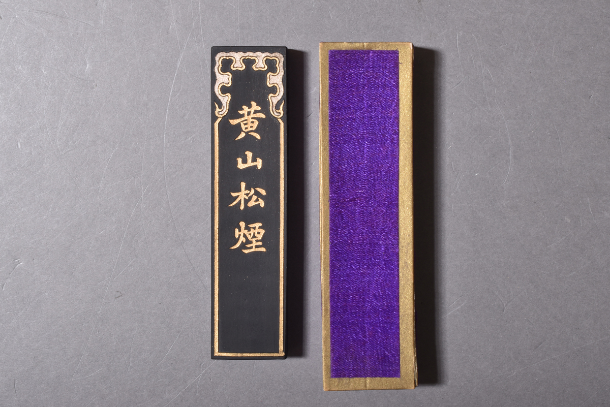 3363　古墨　黄山松煙　薇州老胡開文　廣戸氏製　34.2g　中国（文化大革命？）　