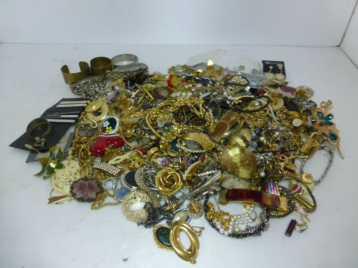 大量 ネックレス アクセサリー まとめ売り イヤリング 指輪 ブローチ 