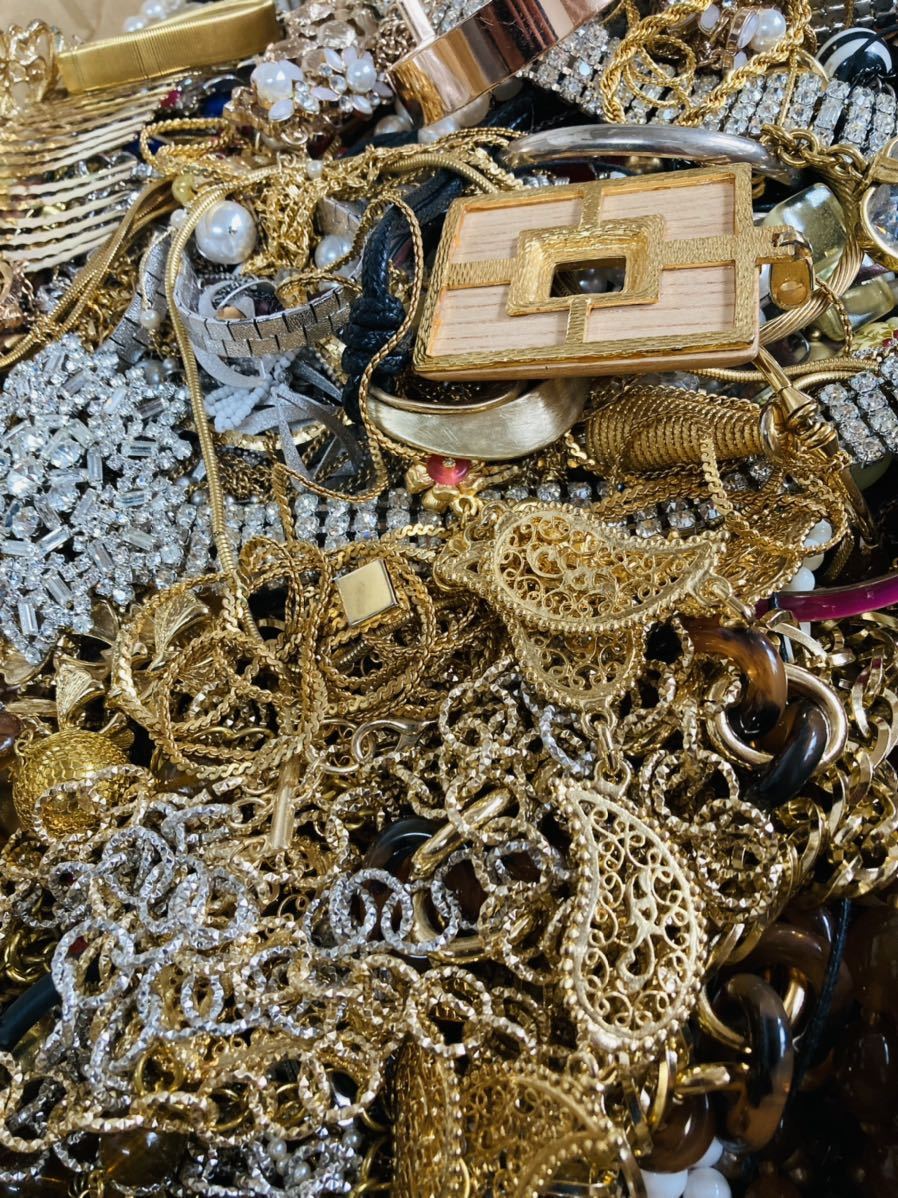 イミテーションゴールドの値段と価格推移は 244件の売買情報を集計したイミテーションゴールドの価格や価値の推移データを公開