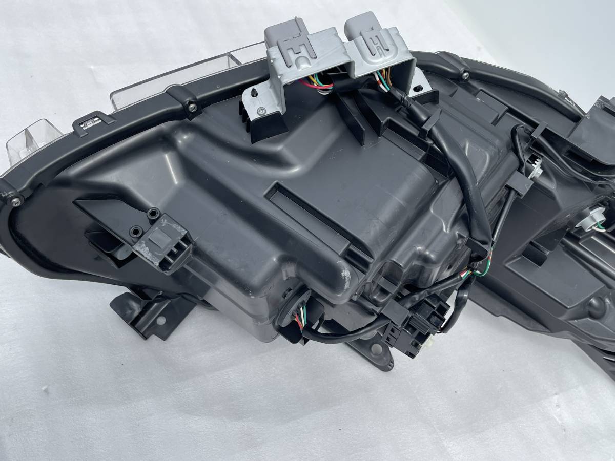 自動車用 ヘッドライト 本体　ヴォクシー　ZRR80 左　LED ZRR80 ヴォクシー 左 ヘッドライト LED 【公式通販】