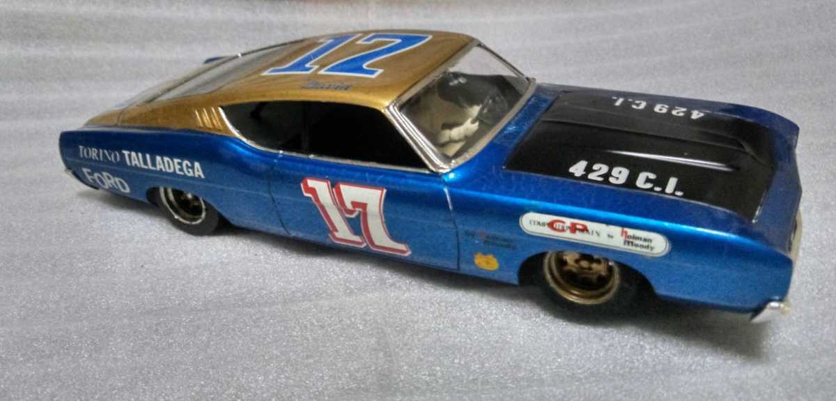 定番，豊富な 1/25 ストックカー。フォードタラデガです。ボディの 
