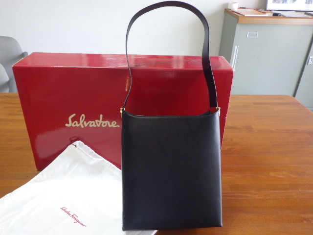 美品Salvatore Ferragamo フェラガモ CALF(子牛)ショルダーバッグ 使用 
