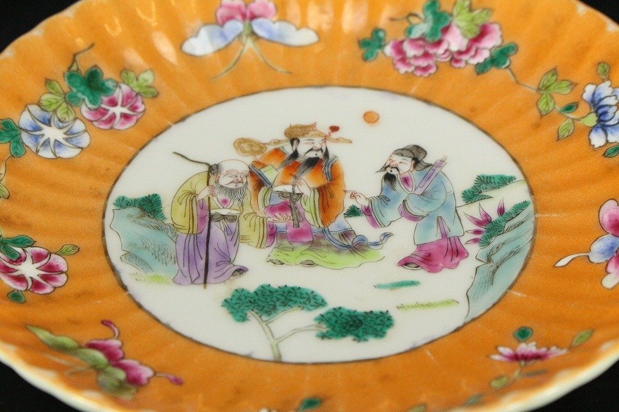 現地価格セール 【銀閣】中国美術 色絵 粉彩 人物紋 輪花盤 同治年製款