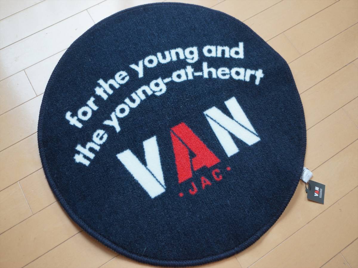  VAN JAC ヴァンヂャケット オールドIVYの室内を際立たせるインテリア 定番アーチロゴ刺繍ラグマット(ラグ一般)｜売買されたオークション情報、yahooの商品情報をアーカイブ公開 - オークファ ラグ一般