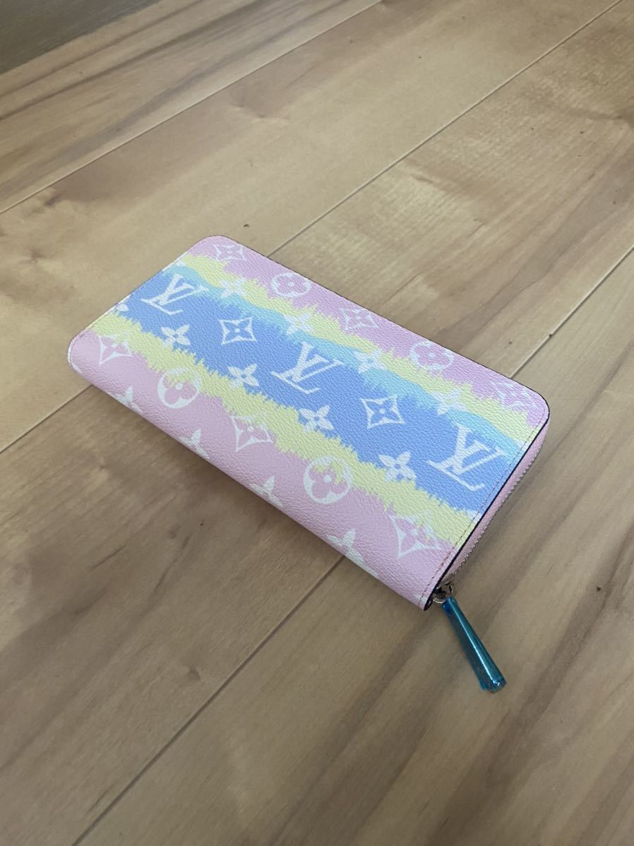 Women’s pink interior Louis Vuitton round zipper long wallet with coin purse