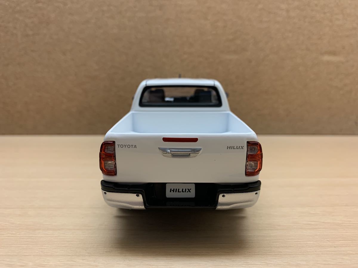 TOYOTA⁄トヨタ HILUX ハイラックス 1⁄30 色見本ミニカー