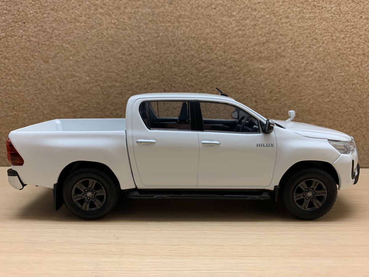 ハイラックス ミニカー 非売品 カラーサンプル 6×1 オキサイドブロンズ