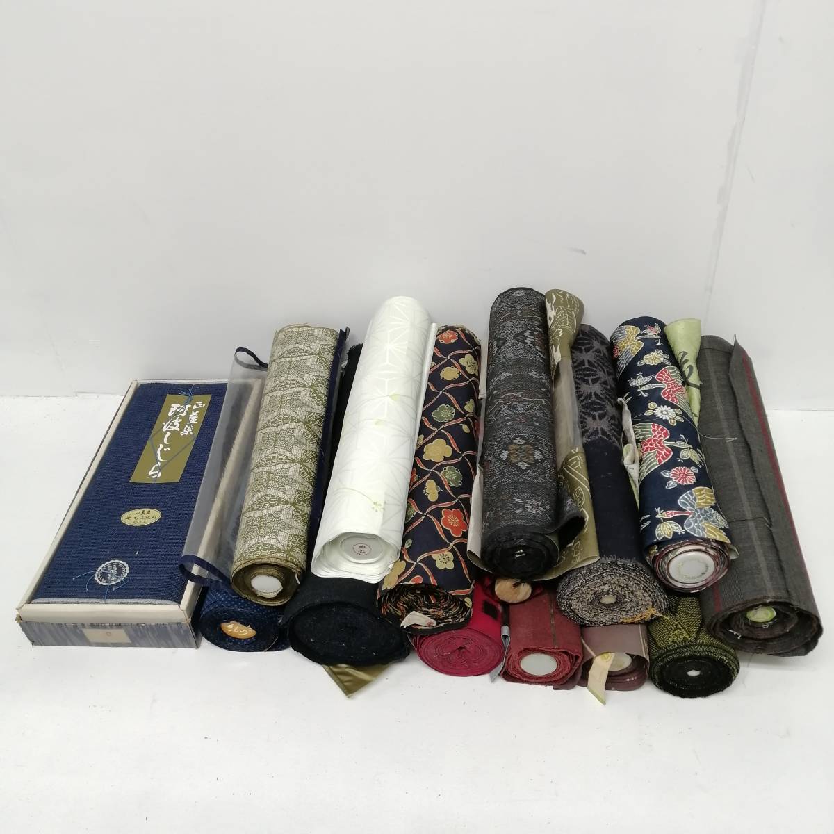 お買い得，定番 i 反物 まとめ 西藍染 京染 泥染 大島 生絹 しじら 絹100％ 男性反物 女性反物 毛 他 16本(反物)｜売買されたオークション情報、yahooの商品情報をアーカイブ公開 - オークファン 反物