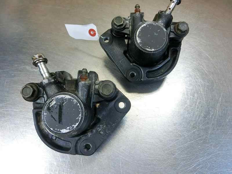 ④ GSX750Sカタナ フロントブレーキキャリパー左右、ジャンク☆A573