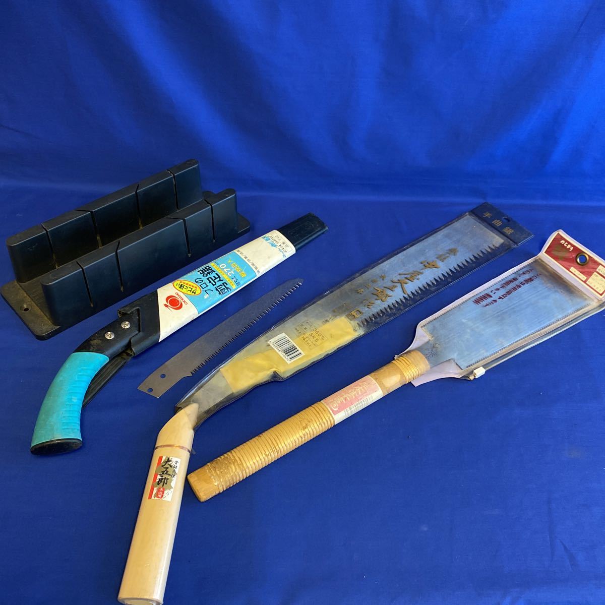 【HOT，人気SALE】 大工道具 三木住千吉 両刃鋸 210ｍｍ 中屋大五郎作 手曲鋸36mm他 品含む３点 ガイドブロック付(のこぎり)｜売買されたオークション情報、yahooの商品情報をアーカイブ公開 - オークファン のこぎり
