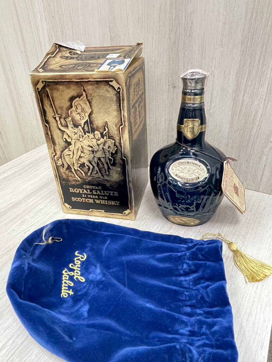 ロイヤルサルート21年 青陶器ボトル　巾着箱あり　未開封　700ml 綺麗品 古酒ロイヤルサルート 21年 青 陶器ボトル 巾着 箱付き 700ml 40