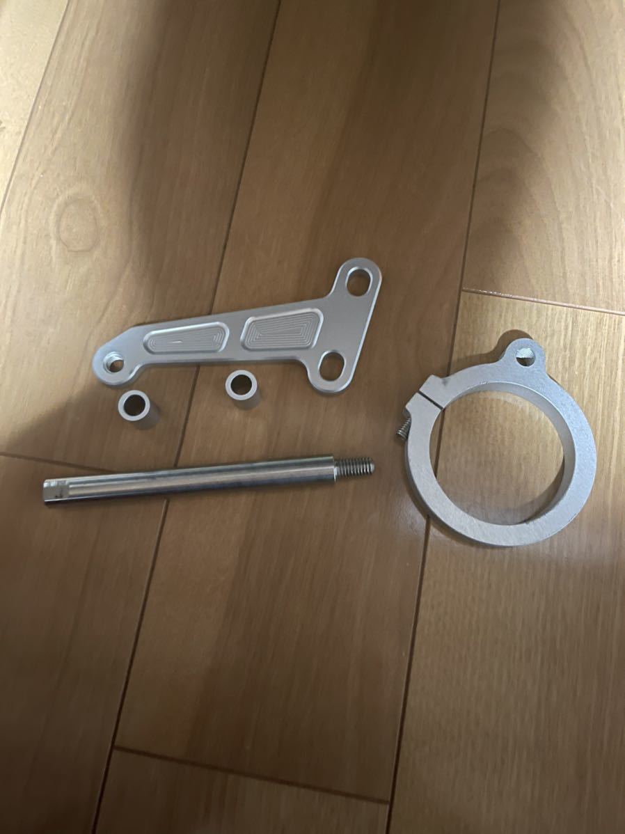 ステアリング用 アルミ削り出しカバー TPSPEED アルミ削り出しステアリングダンパーポストブラケット グロム