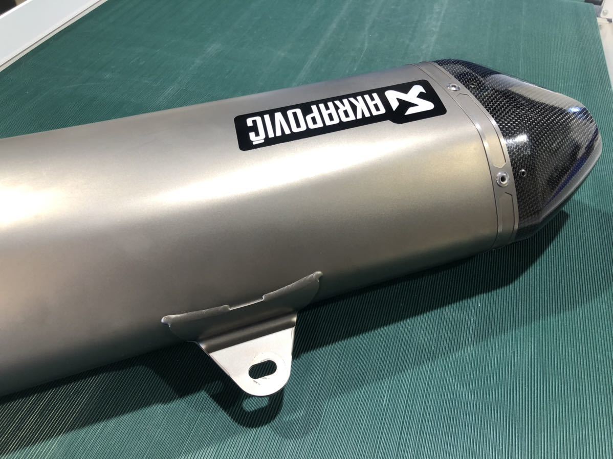 Vストローム1050用 AKRAPOVIC アクラポビッチ スリップオンマフラー