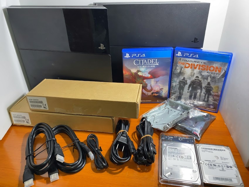 【ジャンク品】PS4２台(CUH-1000A ・CUH-1200A)　ケーブル・電源ユニット・USBSATAケース・ソフト２本付_1