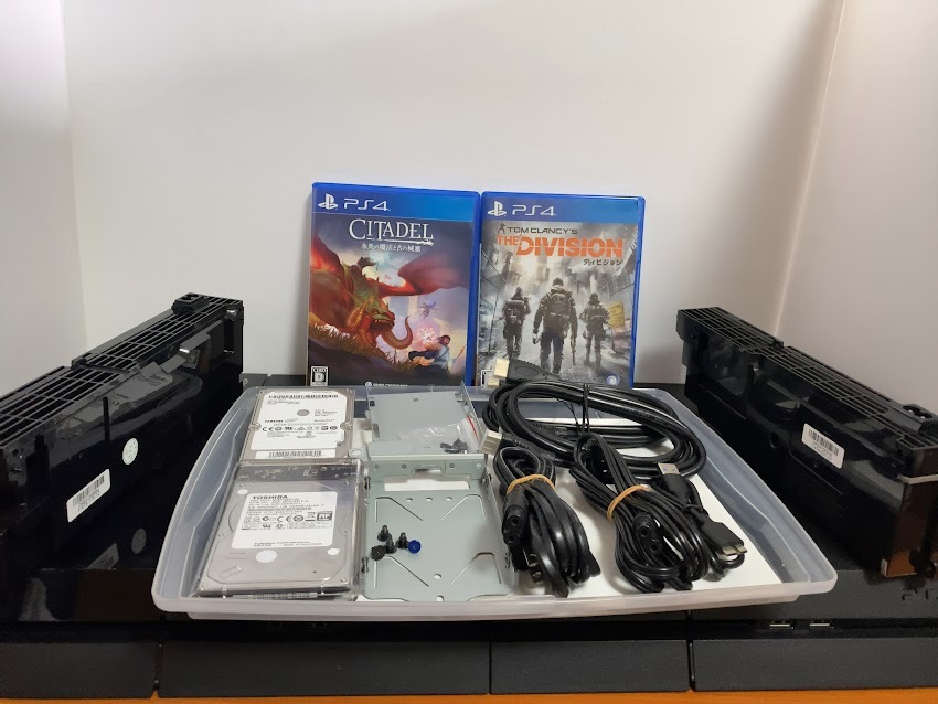 【ジャンク品】PS4２台(CUH-1000A ・CUH-1200A)　ケーブル・電源ユニット・USBSATAケース・ソフト２本付_2
