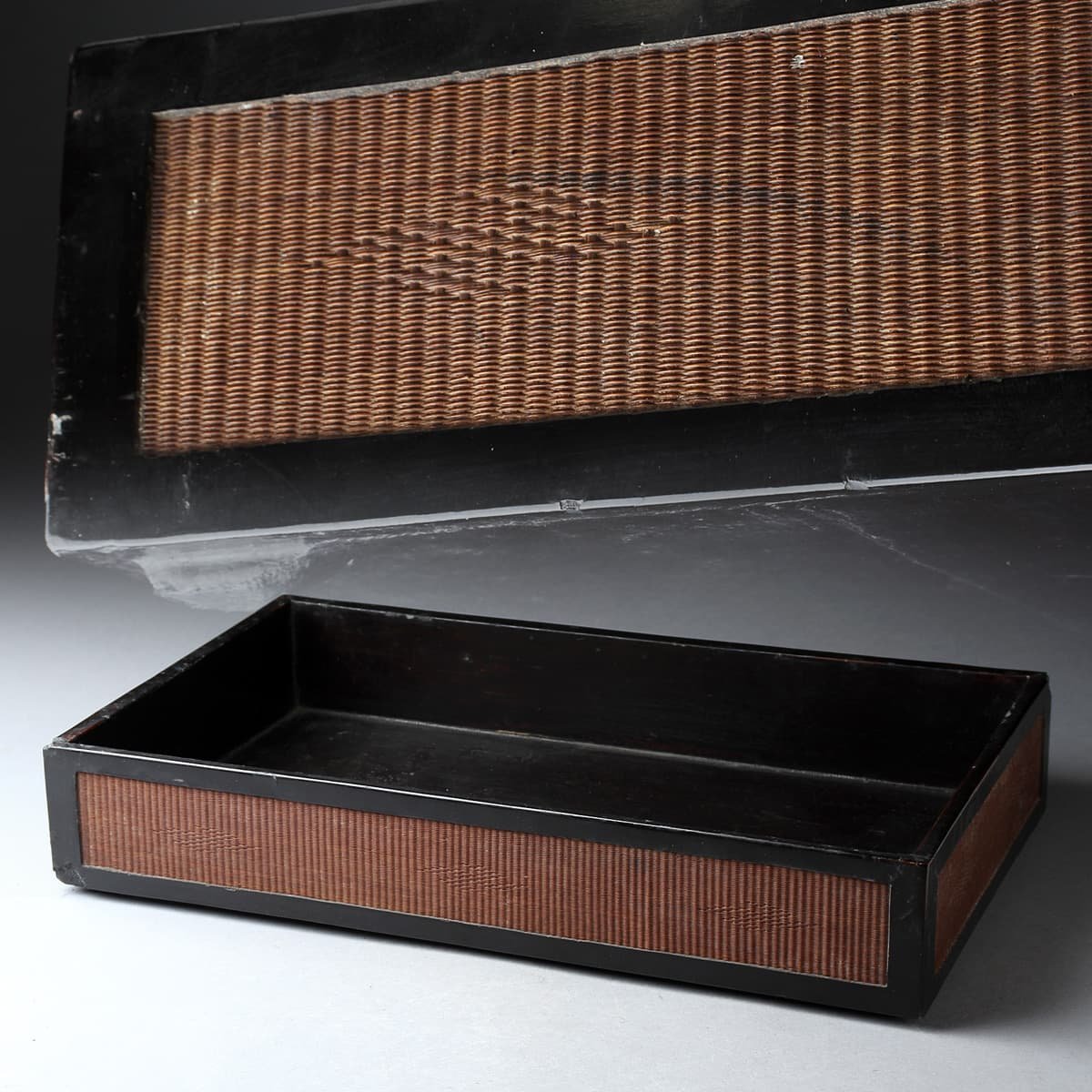 EB875 時代物 唐物 竹絲編黒漆長方盤・網代編長方盆 幅35.4cm 木箱附・籠編長方盤・竹絲編方盤・文房盤 中国古美術