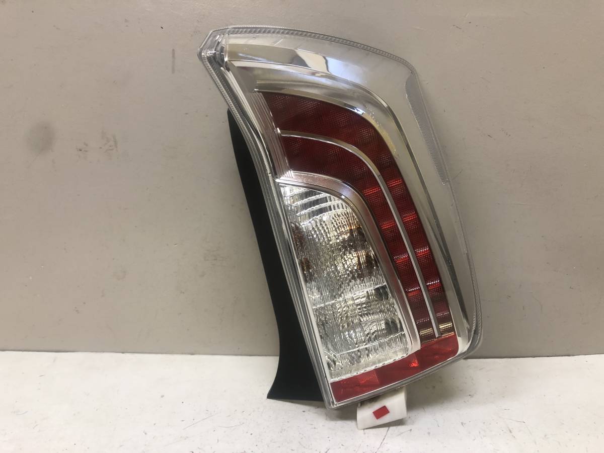 管B143　DAA-ZVW30　プリウス　H25年　後期　テールライト　テールランプ　右　LED　点灯OK　47-55 管B143 DAA-ZVW30 プリウス 9.0 人気定番，新品 テールライト