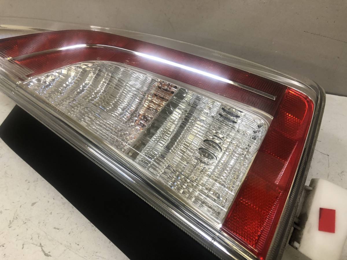 管B143　DAA-ZVW30　プリウス　H25年　後期　テールライト　テールランプ　右　LED　点灯OK　47-55 管B143 DAA-ZVW30 プリウス 9.0 人気定番，新品 テールライト
