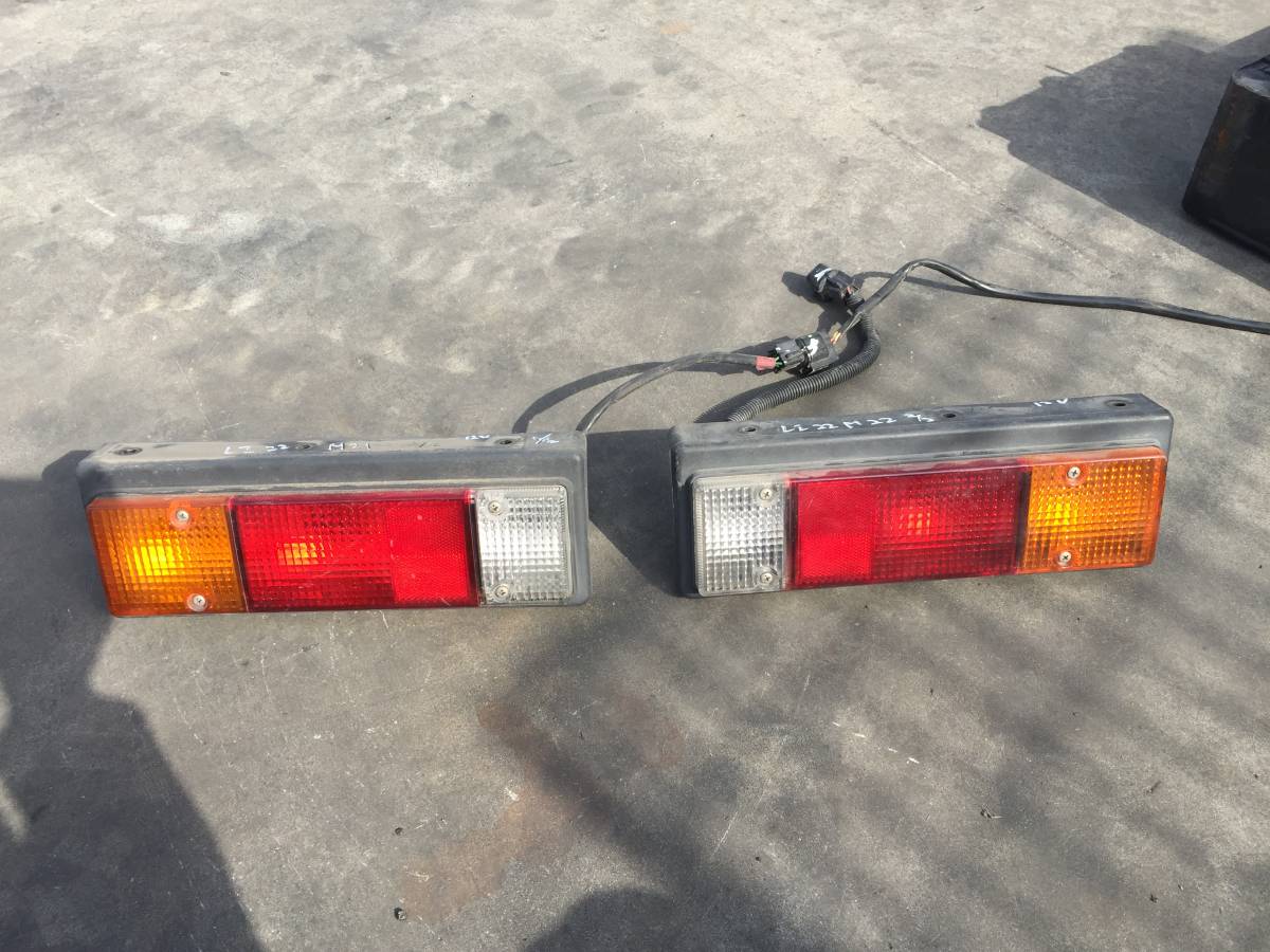 LI22M22 三菱ふそう キャンター テールレンズ左右 12V仕様 中古 律25