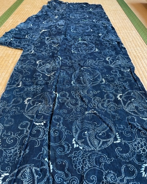 型染め木綿はぎれ 唐草模様 藍染め木綿 時代物古布和布 アンティーク昔 