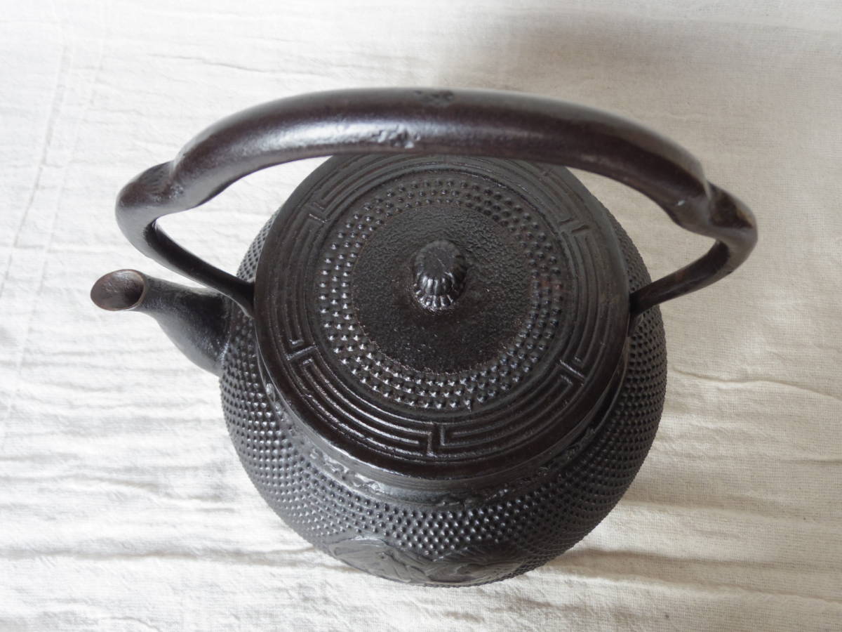 南部鉄瓶 南部鉄器 作家物 茶道具 紙箱 鉄瓶 南部鉄器 南部 茶道具 釜師造 1848年創業 時代 大ぶり 松摘鉄