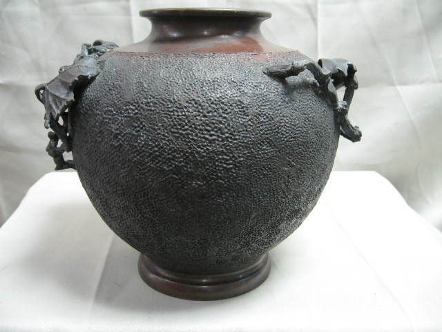 葡萄浮彫　花瓶　赤堀信平 　銅製　工芸品 赤堀新平 造☆鋳銅☆花瓶☆ブドウ（葡萄）☆外箱なし