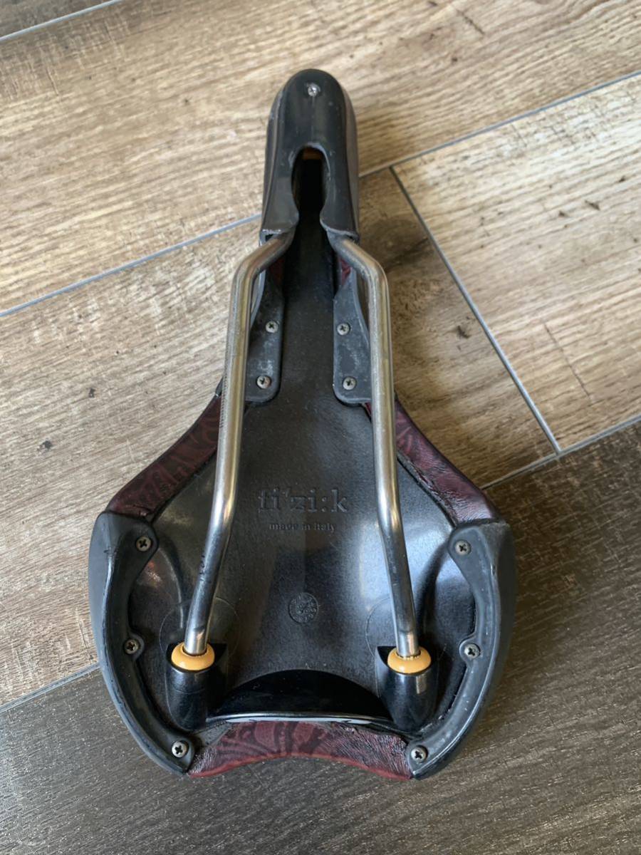 Selle De Vélo Fizik Nisene – Cuir Rouge – Fabriquée En Italie (2002) – 260x130 Mm