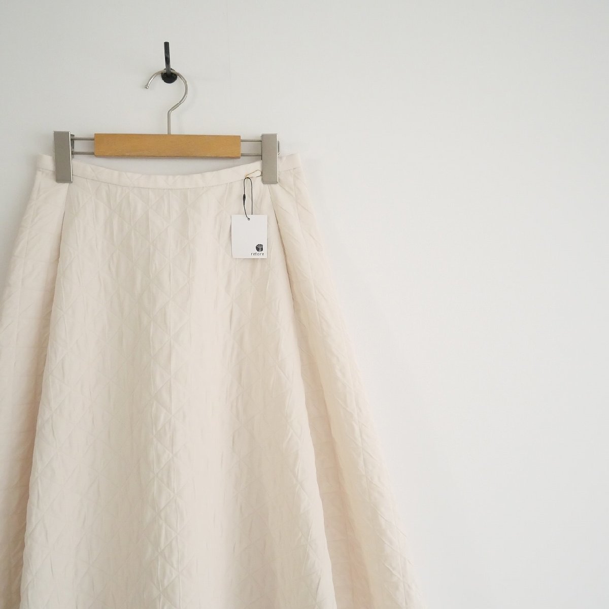 2021AW / martinique マルティニーク / キルティング風スカート 1 / Marisol別注 2208-1526 2021AW トップス マルティニークmartinique&frasl;スタンドフリル 133マルティニーク21AW2.6万ボリューム袖とろみブラウス長袖紺 値下げマルティニーク2021aw新品martinique&frasl;スムースワイドパ martinique(マルティニーク)のソフトリネンタックジャケット