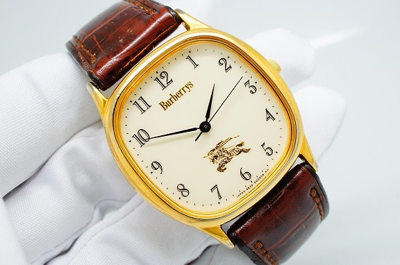 L58●作動良好 Burberry バーバリー アイボリー文字盤 クッション型 全アラビア数字 メンズ腕時計 ゴールド金 お洒落 クォーツ