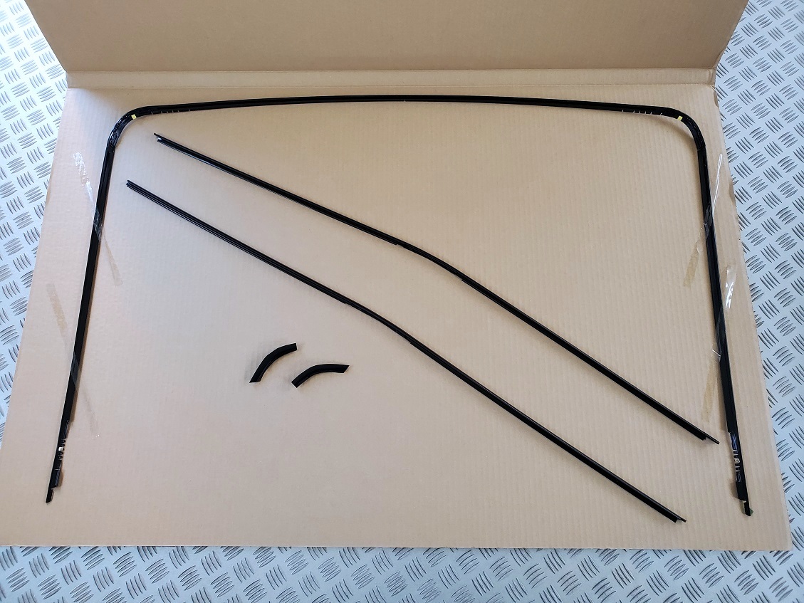 BNR32 スカイライン GTR リア サイドガラス 新品】R32 スカイライン用 ニッサン純正リヤガラスモール 5点セット 2