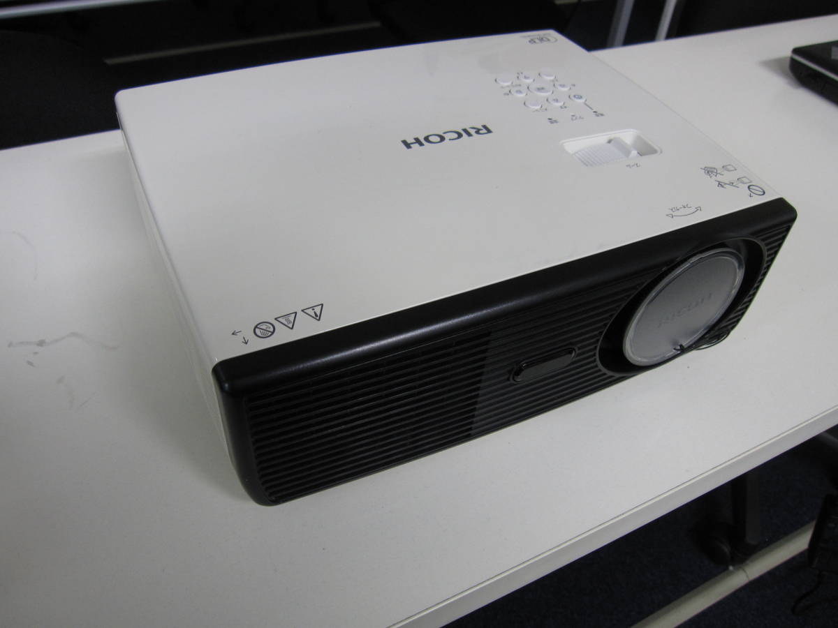 定番，人気 【送料込】リモコン・取説あり Panasonic プロジェクター