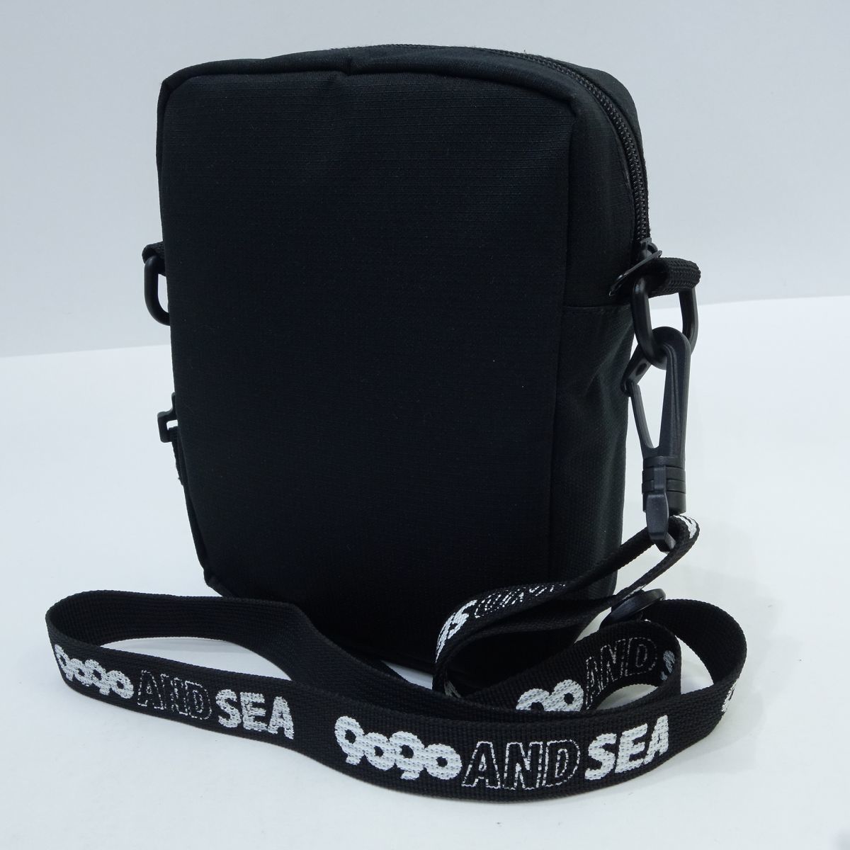 wind and sea ESSENTIALS SMALL SHOUDER 黒 ウィンダンシー ESSENTIALS