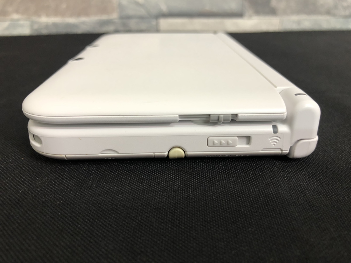 ☆美品☆任天堂/ニンテンドー 3DS LL本体 SPR-001＋おまけソフト4本