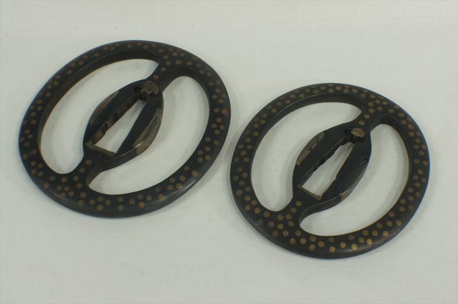 国次『干海鼠(ほしなまこ)透鍔 無銘 鉄地』横6cm 縦6.3 厚