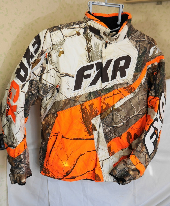 FXR スノーモービルジャケット XL相当（USのL）インナーが脱着できます。リアルな木のプリントでかっこいい！