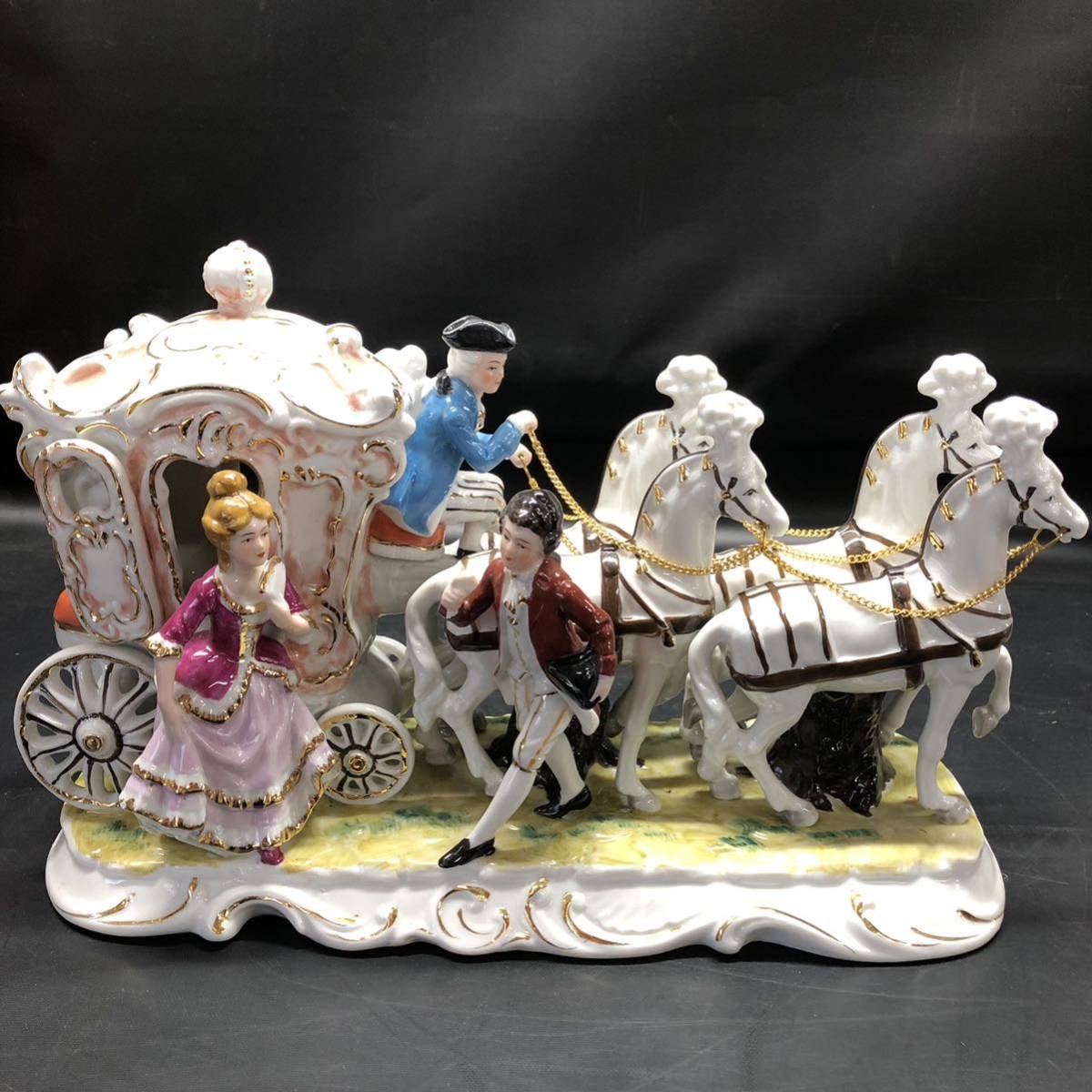 K259 西洋オブジェ 陶器置物 陶器人形 馬車 2体 1体補修あり  