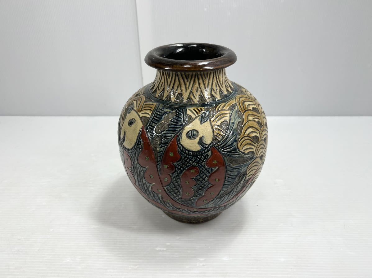 新垣勲 壺屋焼 赤絵彫釉彩魚文 花瓶 沖縄陶器 琉球陶器 陶芸 骨董品